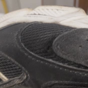 FLO Ayakkabı Aldığım Spor Ayakkabının Süngerlerinde Yırtılma Ve Garanti Reddi