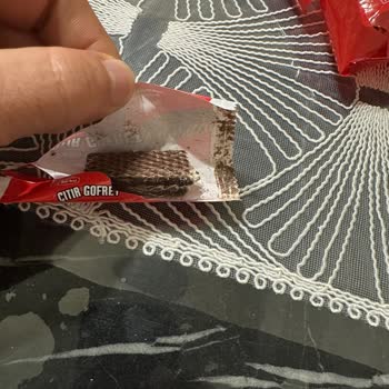 Açılmış Ve Tüketilmiş Gibi Görülen Gofret Paketi Hijyen Endişesi Yarattı