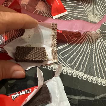 Açılmış Ve Tüketilmiş Gibi Görülen Gofret Paketi Hijyen Endişesi Yarattı