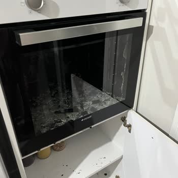 Yeni Fırında Cam Patlaması: Güvenlik Endişesi Ve Mağduriyet