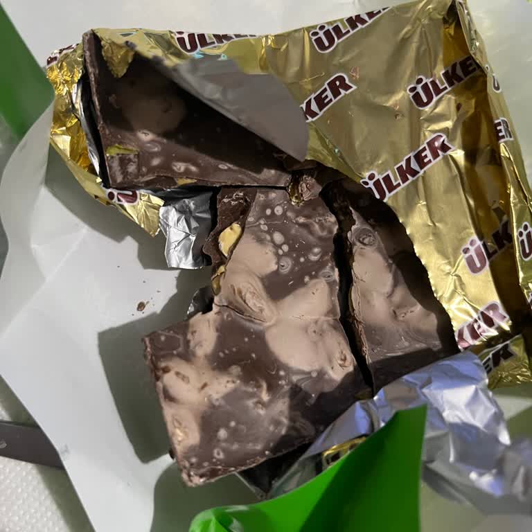 Ülker Bozuk Görünümlü Antep Fıstıklı Çikolata Güvenimi Zedeledi