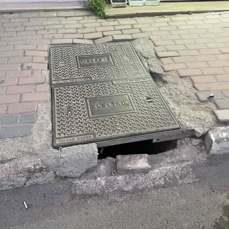 Açık Rögar Kapağı Yayalar İçin Büyük Tehlike Oluşturuyor