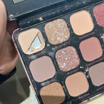 Revolution Beauty, paleta de sombras rota y servicio al cliente deficiente