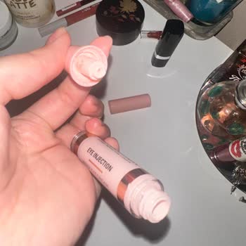 Crema de ojos Revolution no sale del frasco, solicito cambio o reembolso