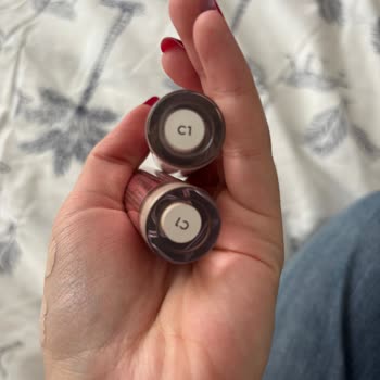 Corrector Revolution Beauty C1 más oscuro, solicito cambio o reembolso