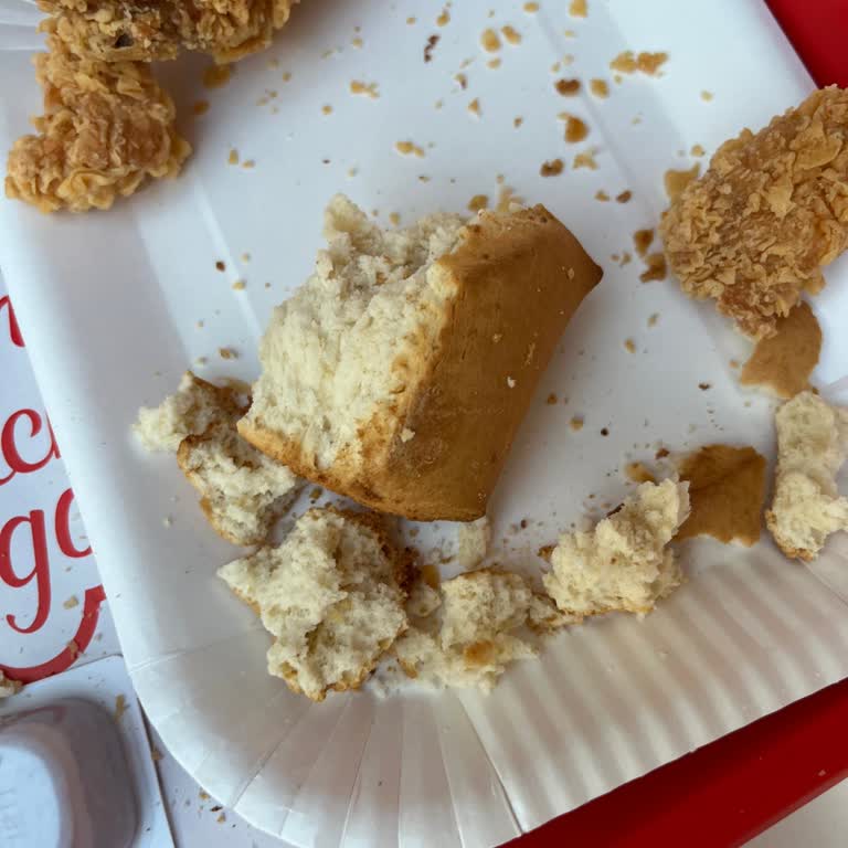 Atlaspark KFC'de Sert Biscuit Ve İlgisiz Personel Deneyimi