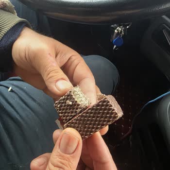 Paketli Gofretin İçinden Ağzı Açık Ve Bozulmuş Ürün Çıkması Endişe Yarattı