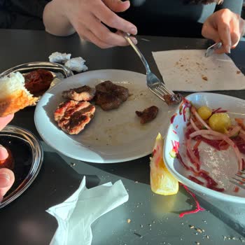 Köfteci Yusuf'ta Yağlı ve Kalitesiz Ürünler İle İlgisiz Çalışanlar Hayal Kırıklığı