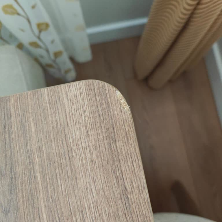 Kırık Masa Ve Deforme Koltuklara Çözüm Sunulmuyor, Mağaza İlgisiz