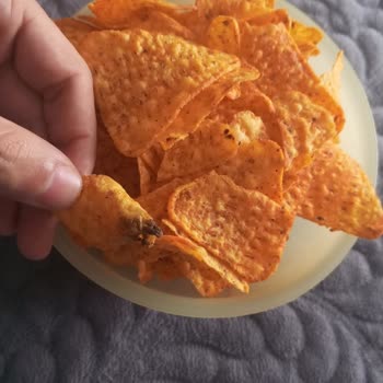 Barbekü Çeşnili Mısır Cipsinden Yabancı Madde Çıkması Ve Gıda Güvenliği Endişesi