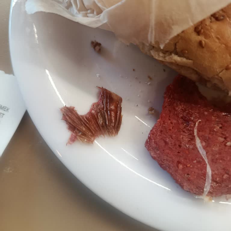 Yemekte Sucuk Poşetinin Çıkarılmaması Hijyen Endişesi Yarattı