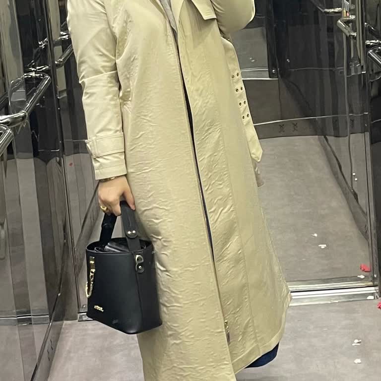 Kısa Sürede Kumaşında Tel Atması Ve Lekeler Oluşan Trençkot İçin Onarım Veya Değişim Talebi