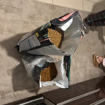 Çiçek Sepeti'nden Aldığım Kedi Maması Orijinal Değildi, Çözüm Bekliyorum