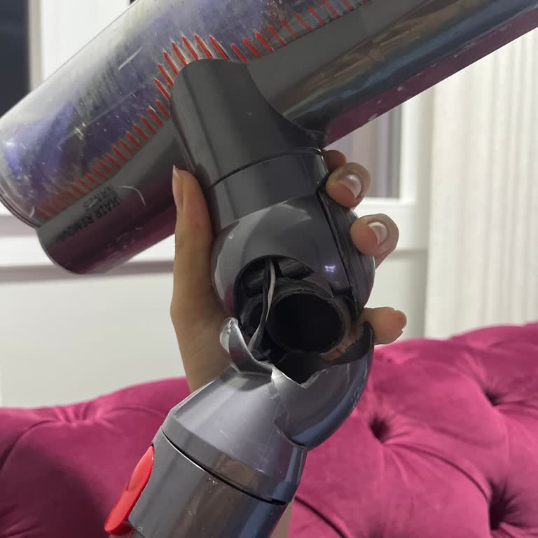 Dyson V8 Süpürgenin Bağlantı Parçası Kırıldı, Yedek Parça Talebi
