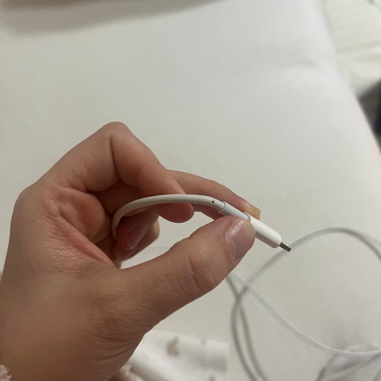 Apple Store'da Satın Aldığım Şarj Kablolarında Tekrarlayan Sorunlar Ve Yetersiz Müşteri Hizmeti Deneyimi