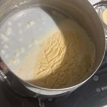 Son Kullanma Tarihi Geçmemiş Sütten Kötü Koku Ve Renk: Sağlığımız Tehlikede