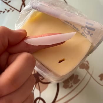 Aknaz Peynirde Büyük Plastik Parça: Gıda Güvenliği Endişesi