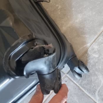 Sunexpress İle Seyahatte Hasarlı Valiz Ve Çözüm Bulamama Mağduriyeti