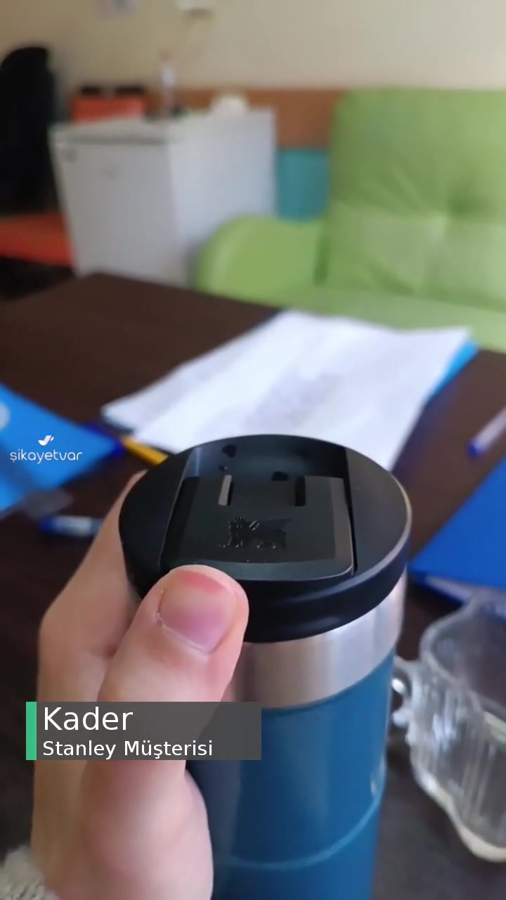 Stanley Termos Kapağı Açınca Yüze Sıcak Püskürtme videonun kapak resmi