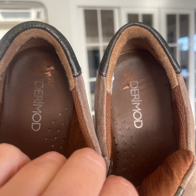 Kısa Sürede Deforme Olan Ayakkabı İçin İlgisiz Mağaza Ve Hayal Kırıklığı