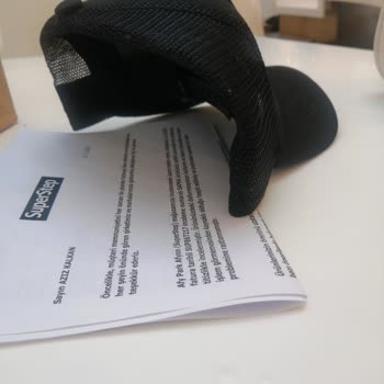 Etiketsiz Şapka Değişiminde İlgisiz Ve Çözüm Odaklı Olmayan Yaklaşım