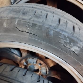 Kumho Lastiklerinde İki Yıllık Kullanımda Yanaklarda Tehlikeli Yarıklar