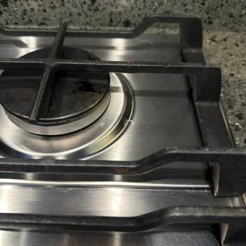 Yeni Alınan Ankastre Ocakta Paslanma Ve Çizikler: Garanti Kapsamında Ücret Talebiyle Mağduriyet