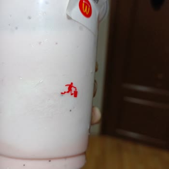 McDonalds Milkshake İçinde Siyah Noktalar Ve İlgisiz Çalışanlar Endişe Yarattı