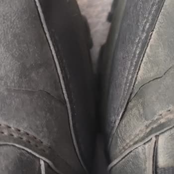 Dayanıklı Denilen Ayakkabı Birkaç Kullanımdan Sonra Çatladı, Mağduriyetim Çözülmüyor