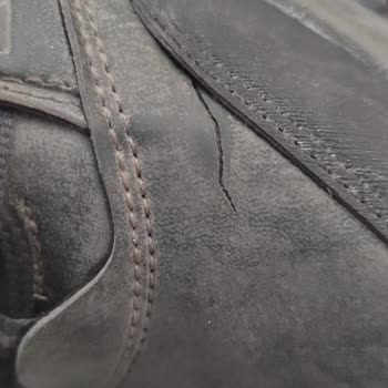 Dayanıklı Denilen Ayakkabı Birkaç Kullanımdan Sonra Çatladı, Mağduriyetim Çözülmüyor