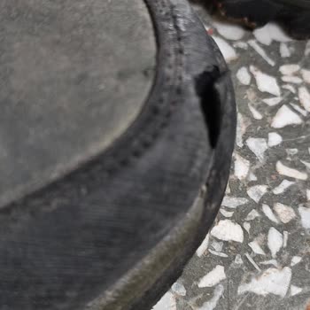 Dayanıklı Denilen Ayakkabı Birkaç Kullanımdan Sonra Çatladı, Mağduriyetim Çözülmüyor