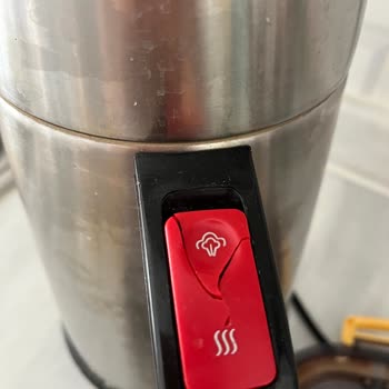 Arçelik Çay Makinesinin Açma Kapama Düğmesi Dokununca Aniden Kırıldı