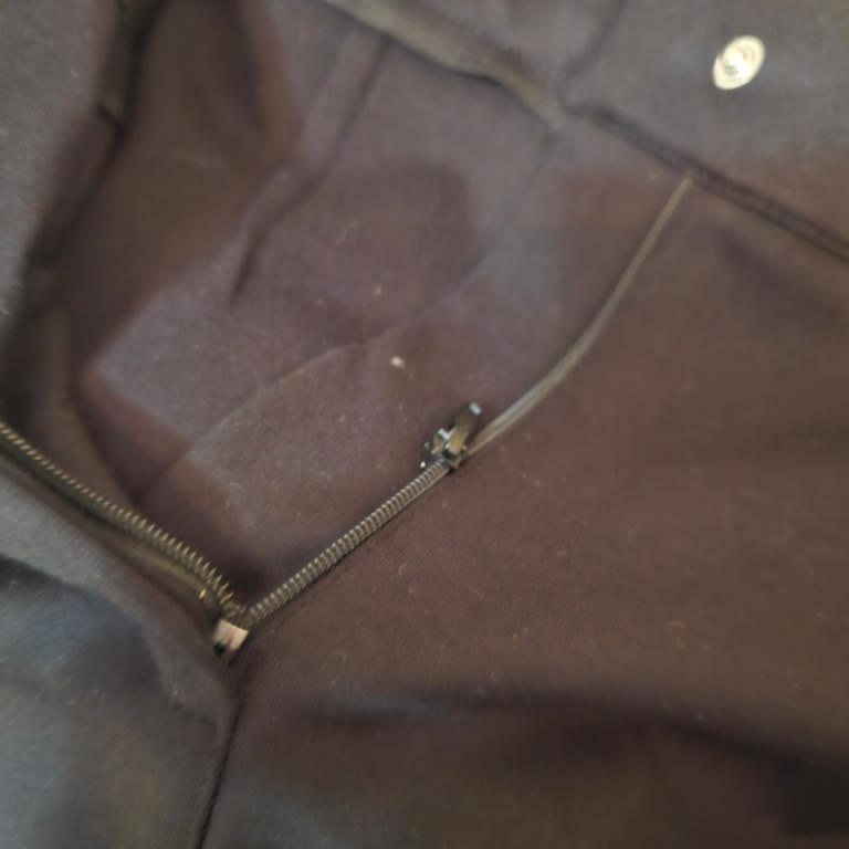 Siparişimde Gelen Pantolonun Fermuarı Kopuk Çıktı, İade Sürecinin Sorunsuz Tamamlanmasını İstiyorum