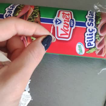 Vanet Piliç Salamda Tavuk Tüyü Çıkması Ve Hijyen Endişesi