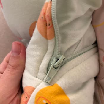 Bebek Tulumunda Soyulan Fermuar Boyası: Güvenlik Riski Ve Sağlık Endişesi