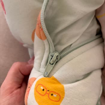 Bebek Tulumunda Soyulan Fermuar Boyası: Güvenlik Riski Ve Sağlık Endişesi