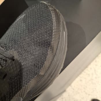 Aynı Model Nike Ayakkabılarda Aynı Noktada Deformasyon Ve İlgisiz İnceleme