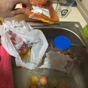 Siparişimdeki Kırık Yumurtalar Ve Bulaşan Ürünler Nedeniyle Mağduriyet Yaşadım