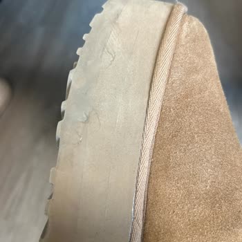 Botas UGG Mini Platform comprada con suela dañada y sin respuesta