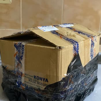 Yurtiçi Kargo Kargomun İçindekileri Kırdıklarını Anlayınca Kutunun Altına Siyah Poşet Bağlanmış