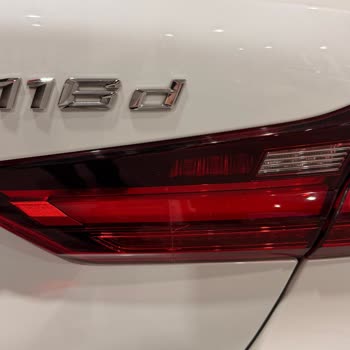 BMW F40 Arka Stop Lambalarında Kendiliğinden Oluşan Çatlaklar: Üretim Hatası Şüphesi