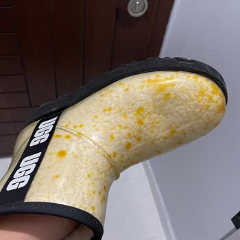 Deterioro repentino en botas UGG, solicito cambio o reembolso
