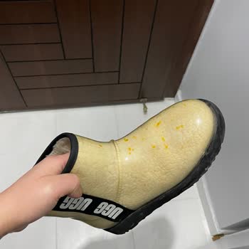 Deterioro repentino en botas UGG, solicito cambio o reembolso