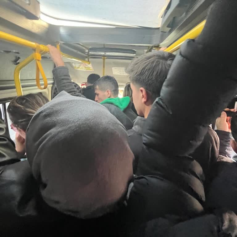 Ankara Yolu Dolmuşunda Kapasite Üzerinde Yolcu Alımı Ve Güvenlik Sorunu