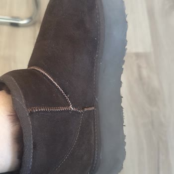 Botas UGG no originales compradas en línea, solicito cambio o reembolso