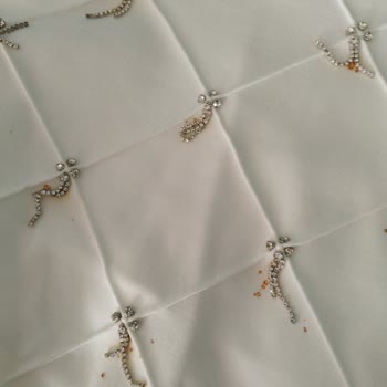 Kayra Giyim Sweatshirtün Birçok Yerinde Pas Lekeleri Oluşması