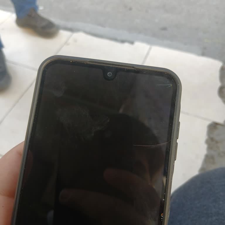 Yeni Alınan Samsung Telefon A17'nin Ekranı İlk Düşmede Tamamen Kırıldı