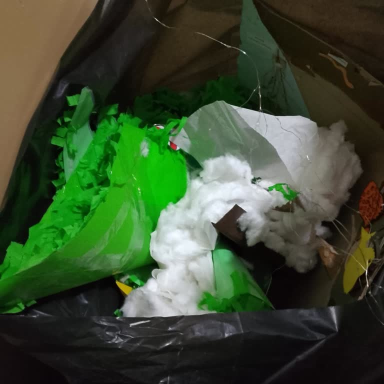 Öğrenci Emeğine Saygısızlık: Projelerimiz Hiçbir Uyarı Yapılmadan Yırtılarak Çöpe Atıldı