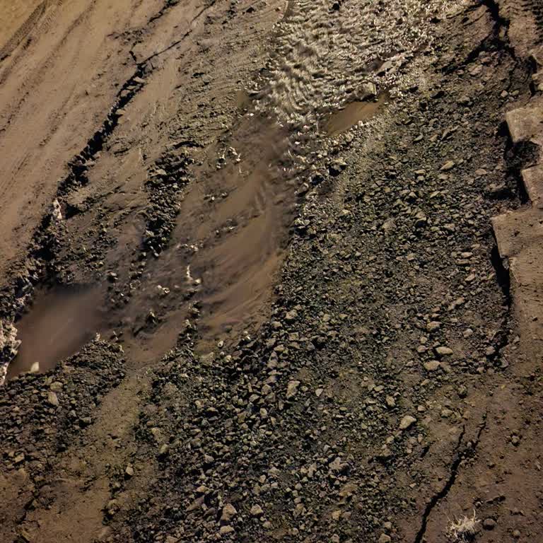 Körfez Mahallesi'nde Derin Çukurlar Ve Su Birikintileri Geçişi Zorlaştırıyor