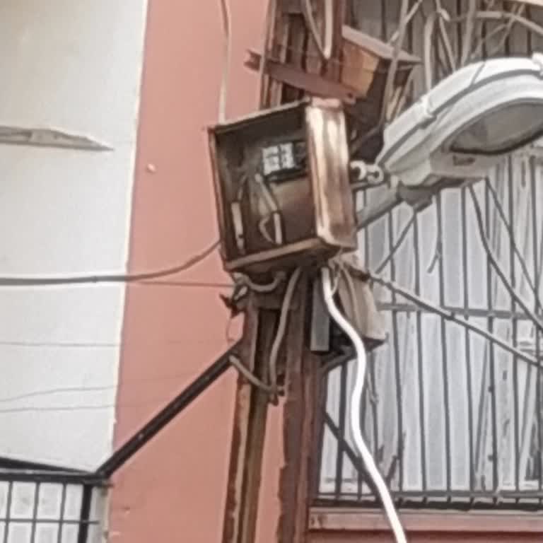 Şalter Arızası Günlerdir Giderilmiyor, Can Güvenliğimiz Tehlikede